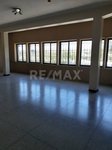 Imagen 9 de 14 de Edificio Comercial Dos Plantas A Pie Calle México Cumaná Amplio Local Comercial En Pb Y 5 Oficinas Con Baño Privado