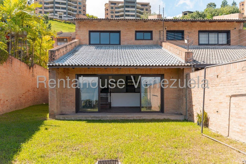 Hermosa Casa De 3 Niveles Que Brinda Tranquilidad Y Confort En Venta Ubicada En El Alto Hatillo 25-8567