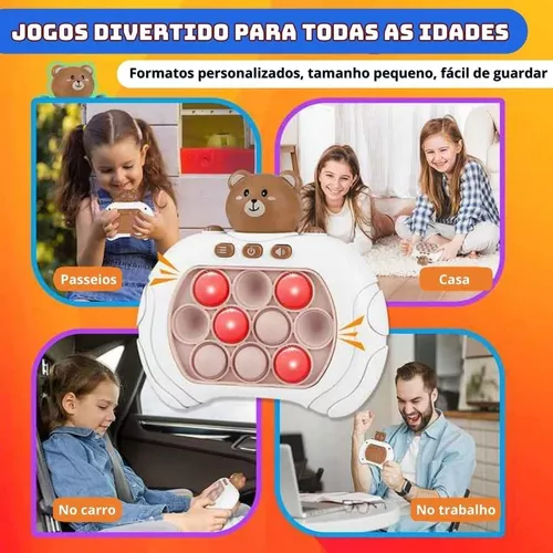 Criança está jogando um jogo popular com botões um brinquedo