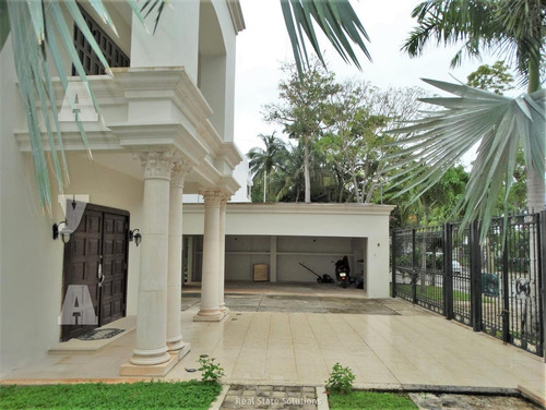 Casa En Venta, Estilo Clásico ,4 Recámaras En Residencial Campestre, Cancún