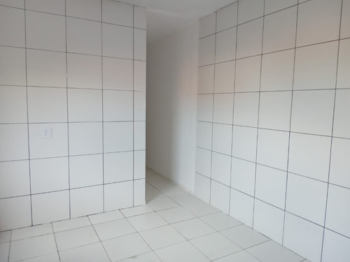 Duas Casas Germinadas Com 4 Cômodos, Garagem, Quintal E Lavanderia