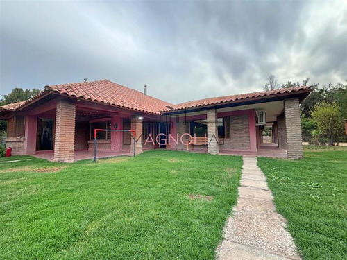 Casa En Arriendo De 10 Dorm. En Colina