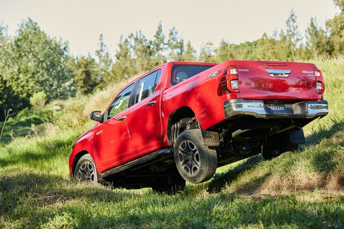 Imagen 3 de 15 de Hilux 4x4 D/c Srv 2.8 Tdi 6 M/t Marzo 2023