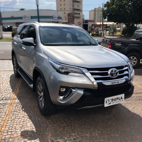 Toyota Hilux SW4 2.8 SRX 4X4 7 LUGARES 16V TURBO INTERCOOLER DIESEL 4P AUTOMÁTICO