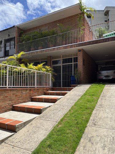 Vendo Casa 350m2 4h/4b/5p Los Chorros 3784 