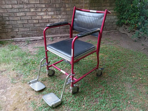 Imagen 1 de 3 de Silla Sobre Water Con Ruedas