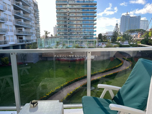 Departamento De 1 Dormitorio Y Medio En Alquiler Temporal, En Edificio Long Beach Punta Del Este