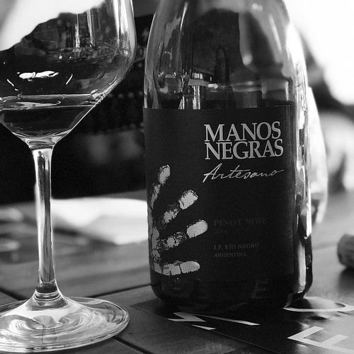 Imagen 3 de 10 de Vino Manos Negras Artesano Pinot Noir 750ml. - Envíos