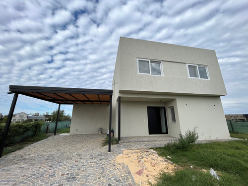 Casa 2 Plantas En Venta. Laguna. Pileta. Islas. El Canton. Escobar