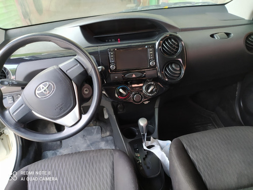 Imagem 2 de 9 de Toyota Etios