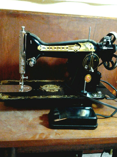 Máquina  De Coser  Singer  En Excelente Estado Y Operativa