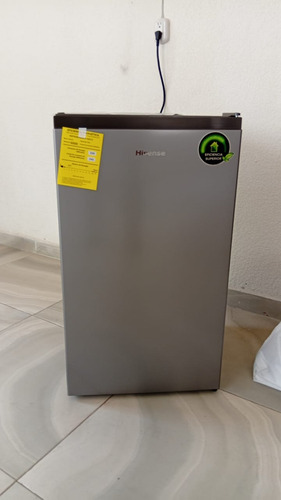 Frigobar Hisense Rr33d6agx1 3.3 P3 Color Silver (Usado)