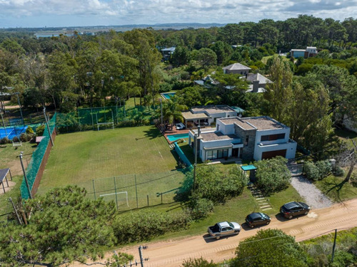 Increíble Casa De Ensueño En La Barra, 4 Dormitorios, Piscina Y Cancha De Fútbol