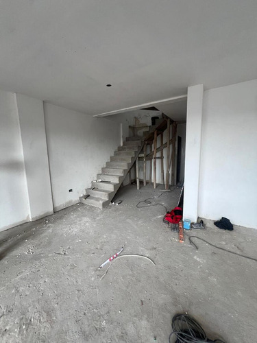 Venta Dos Ambientes, 55m2, Cochera, Lanús.