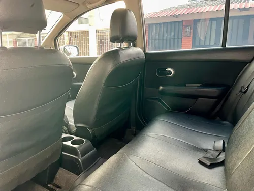 Nissan Tiida 1.8 Premium 5 p