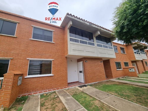 Re/max 2mil Vende Townhouse En Conj. Resd. Terrazas De Vistazul