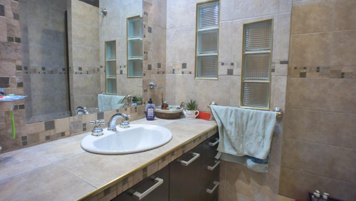 Chalet Estilo Inglés De 3 Dorm. Banfield Este.
