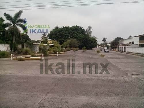 Terrenos De Venta Tuxpan. Se Encuentra Ubicado Sobre El Bulevar Manuel Maples Arce Esquina Con La Calle Allende De La Colonia Adolfo Ruiz Cortines En La Ciudad Y Puerto De Tuxpan Veracruz. Cuenta Con