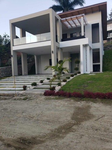 Hermosa Villa Con Vista A Las Montañas De Jarabacoa