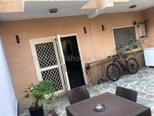 Hermosa Y Bella Casa De Niveles Con Detalles En Escayola, Estilo Moderno Con Cocina , Con Tope De Siliestone , Baños Modernos ,ubicada En Zona Tranquila, Conjunto Exclusivo Y Entablillado Con Patio, Z