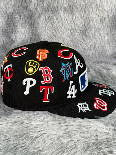 Gorra Con Varios Logos Negra Negro 7 1/4 Lisa