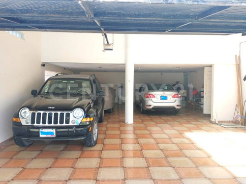 Casa En Venta De 4 Recamaras Y Amplio Jardin Cerca De Camino Real A Cholula.