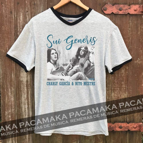 Remera Sui Generis / Gris / Puños Y Cuello Negro / Pacamaka