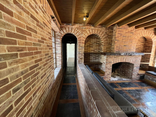 Casa Con Excelente Lote En La Horqueta, A Pocas Cuadras Del Colegio Newman.