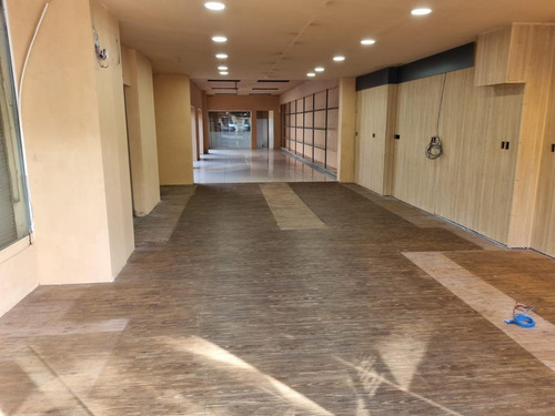 Imagen 7 de 14 de Local, Gran Esquina, 8 De Octubre Y Cipriano Miro , 300 M2 , Impecable !!