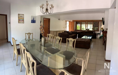 Casa En Venta En Zona Residencial.