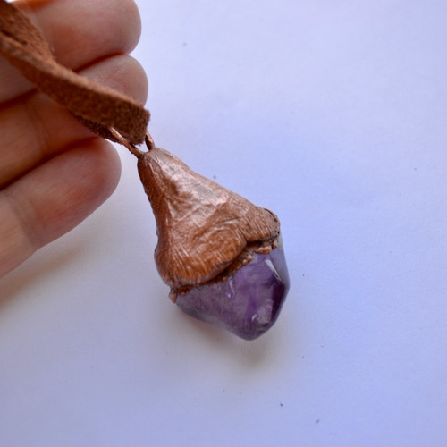 Imagen 2 de 4 de Dije De Piedra Amatista Y Cuero, Amuleto Del Amor