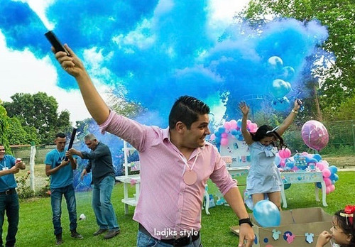 Imagen 2 de 3 de Bomba De Humo Azul Gender Reveal Revelacion De Sexo
