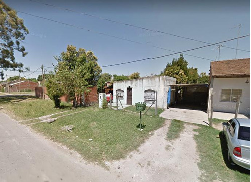 Casa En Venta - 2 Dormitorios 1 Baño -cochera - 200mts2 - Lisandro Olmos Etcheverry, La Plata