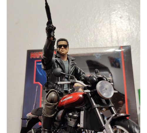 Figura Terminator Mafex + Moto Kawasaki Escala 1/12