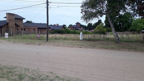 Dos Lotes En Block En Barrio Residencial