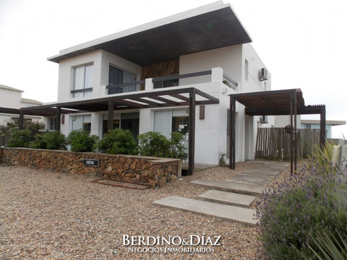 Casa - Montoya 5 Dormitorios En Suite.- Ref: 820