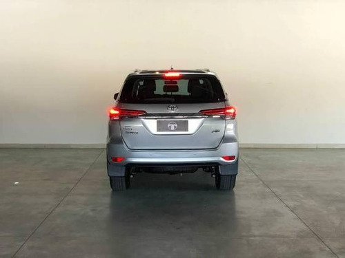 Imagem 6 de 15 de Toyota Hilux Sw4 2.7 Sr 7 Lugares 4x2 16v Flex 4p