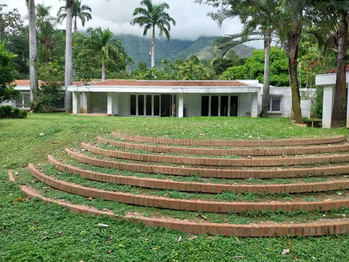 Los Chorros  / Se Vende  Bella Casa De Una Planta /  Se Escucha Plan De Pagos .