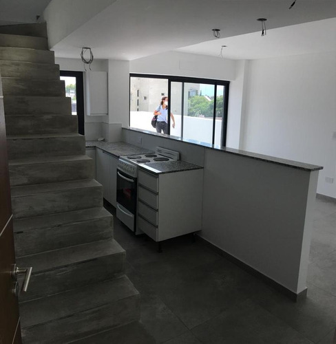 Imagen 3 de 8 de Duplex A Estrenar Pichincha - Iriondo 326