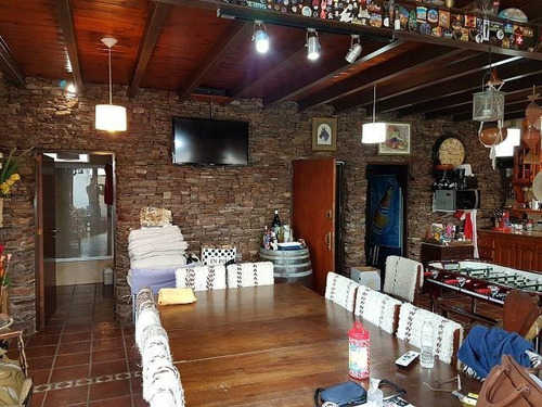 Imagen 11 de 24 de Casa De 5 Dormitorios - Con Pileta - Quincho - Cava Para Vinos - Funes