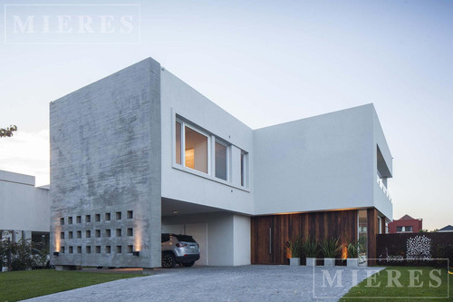 Casa En Venta En El Barrio Cerrado Windbells
