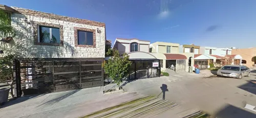 Casa De Dos Niveles Con Amplia Cochera