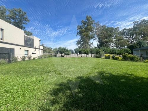 Lote En Country Los Molinos - Sobre Calle Principal