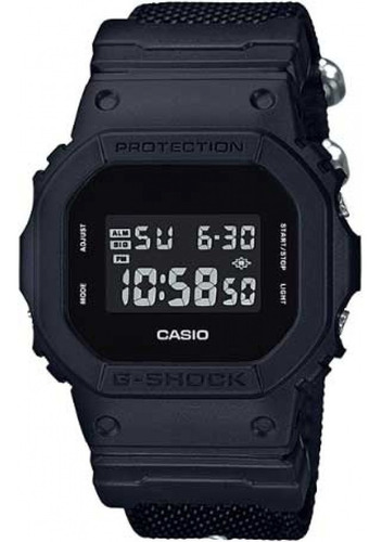 Reloj pulsera Casio G-Shock DW5600 de cuerpo color negro mate, digital, fondo negro, con correa de tela color negro mate, dial gris, minutero/segundero gris, bisel color negro mate, luz azul verde y hebilla simple