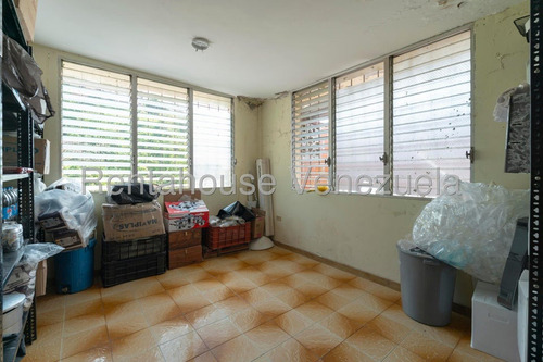 Casa Para Remodelar De Multiples Niveles En Venta Ubicada En Chaguaramos 25-17638