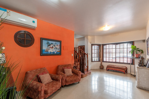 Casa · Venta · 5 Ambientes · Barrio Naon · Mataderos · Piscina · Cochera · Jardín · Playroom
