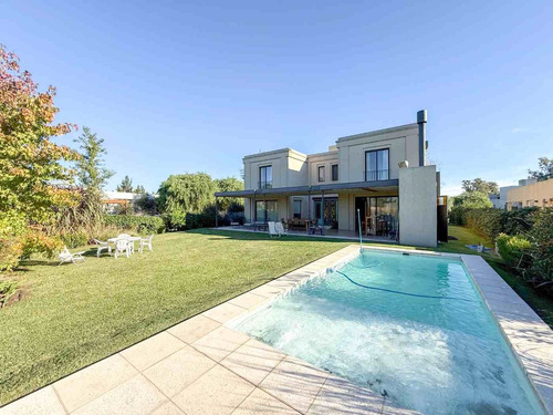 Casa En Venta En Pergamino En Barrio Cerrado
