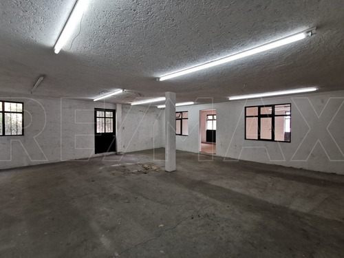 Casa En Esquina Con 430 M2 De Construcción.