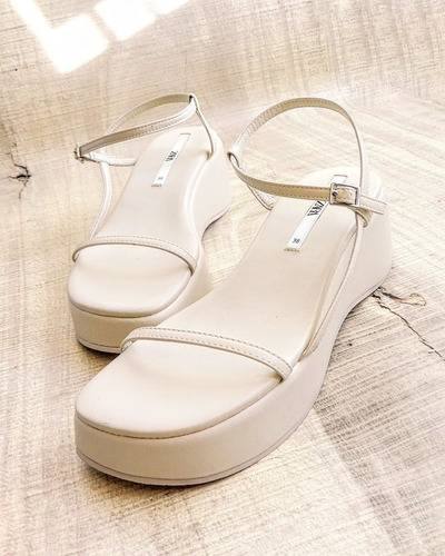 Imagen 1 de 7 de Sandalias Zara Blancas Eco Cuero Como Nuevas