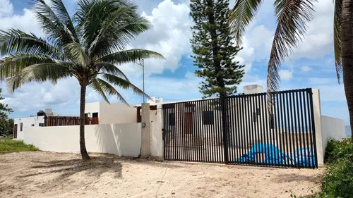 Casa En Venta Merida, Playa Chabihau De 1 Planta Frente Al Mar, Entrega Inmediata.